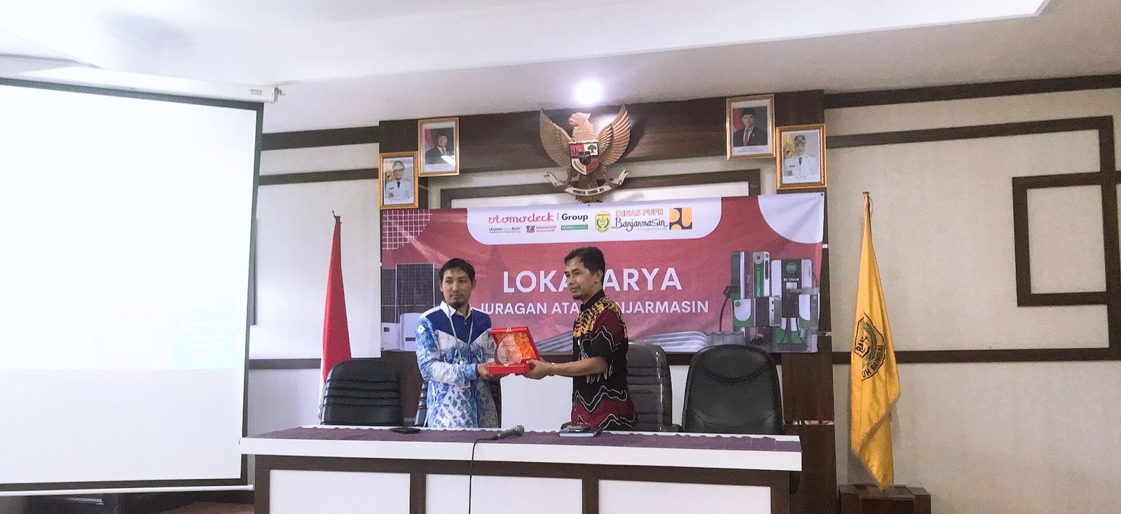 LOKAKARYA : JURAGAN ATAP UTOMO DECK GROUP DI BANJARMASIN, DUKUNG SDM KONSTRUKSI BERKUALITAS ( KAMIS, 26 JUNI 2025 )